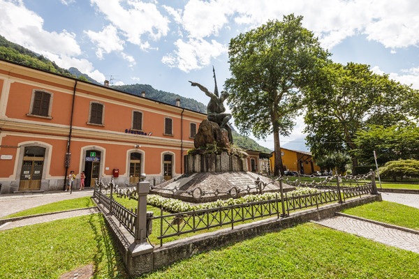 Denkmal am Bahnhof von Chiavenna