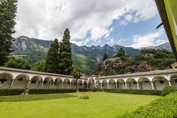 Eines der Wahrzeichen von Chiavenna, der Kreuzgang San Lorenzo