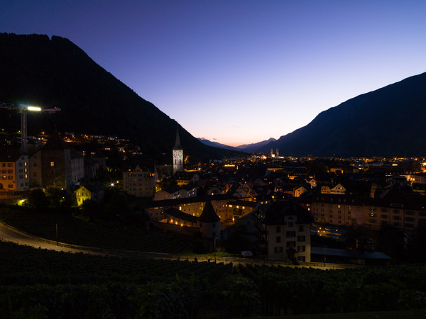 Eindunkeln über der Churer Altstadt, Rheintal, Graubünden, Schweiz, Switzerland