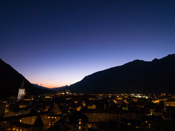 Eindunkeln über der Churer Altstadt, Rheintal, Graubünden, Schweiz, Switzerland