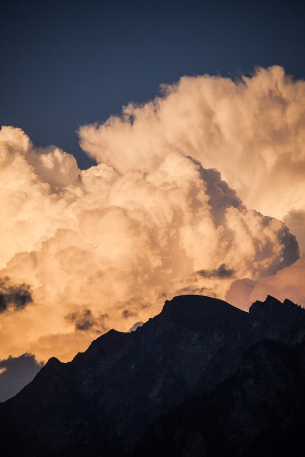 Quellwolken im Abendlicht über dem Montalin bei Chur, Rheintal, Graubünden, Schweiz, Switzerland