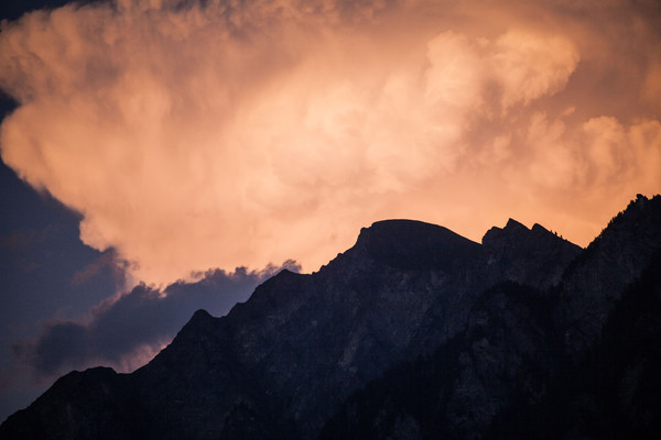 Quellwolken im Abendlicht über dem Montalin bei Chur, Rheintal, Graubünden, Schweiz, Switzerland