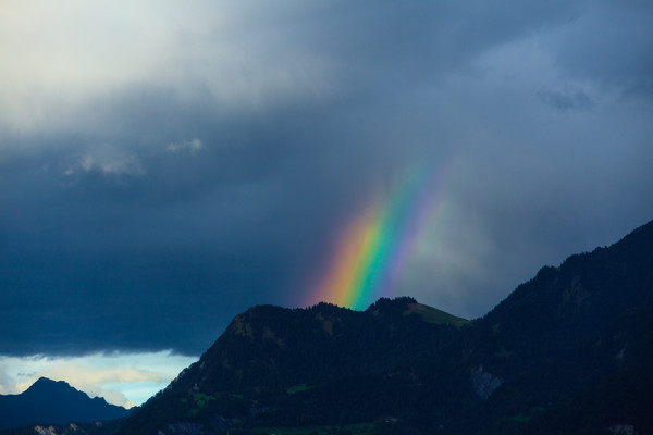 Regenbogen über den Sayser Chöpfen bei Trimmis, Rheintal, Graubünden, Schweiz, Switzerland