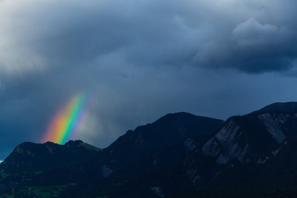 Regenbogen über den Sayser Chöpfen bei Trimmis, Rheintal, Graubünden, Schweiz, Switzerland