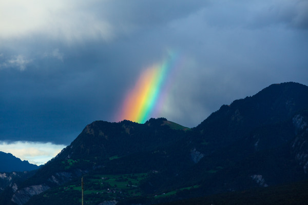 Regenbogen über den Sayser Chöpfen bei Trimmis, Rheintal, Graubünden, Schweiz, Switzerland