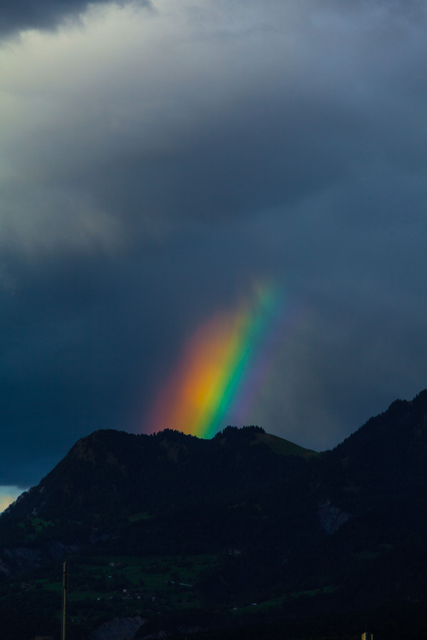 Regenbogen über den Sayser Chöpfen bei Trimmis, Rheintal, Graubünden, Schweiz, Switzerland