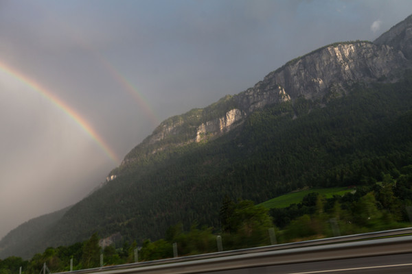 Regenbogen auf Höhe Domat/Ems im Churer Rheintal, Graubünden, Schweiz, Switzerland