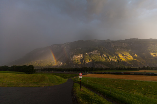 Regenbogen auf Höhe Domat/Ems im Churer Rheintal, Graubünden, Schweiz, Switzerland