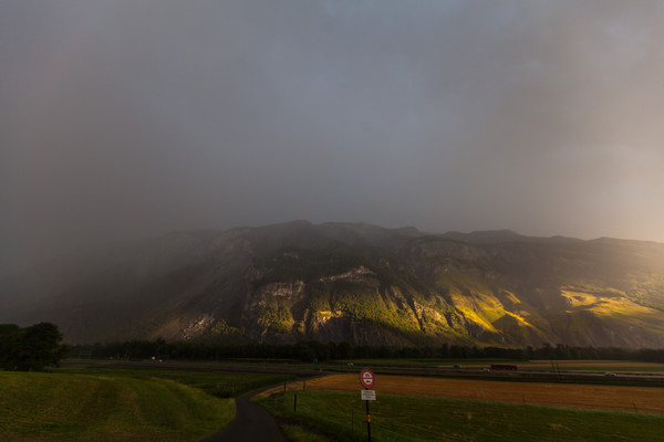 Regenbogen auf Höhe Domat/Ems im Churer Rheintal, Graubünden, Schweiz, Switzerland