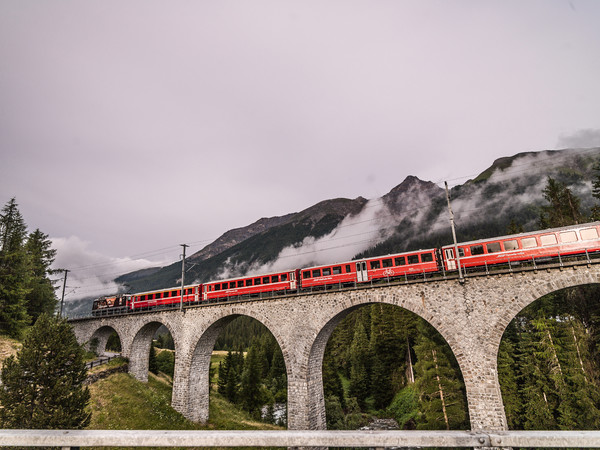 Die Rhätische Bahn bei Cinuos-chel im Oberengadin, Engadin, Graubünden, Schweiz