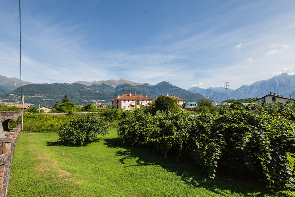 Ein Zug der Linie Lecco?Sondrio bei Colico im Veltlin