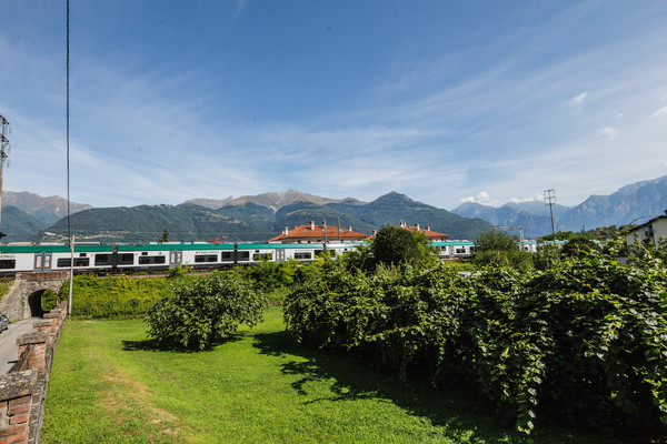 Ein Zug der Linie Lecco?Sondrio bei Colico im Veltlin