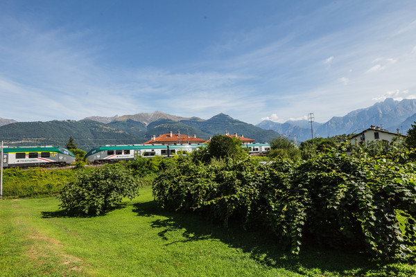 Ein Zug der Linie Lecco?Sondrio bei Colico im Veltlin