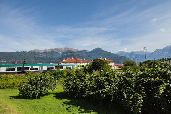 Ein Zug der Linie Lecco?Sondrio bei Colico im Veltlin