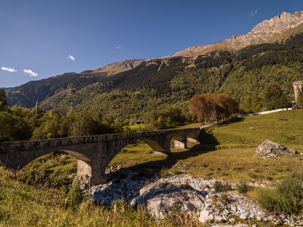 Steinbogenbrücke und Palazzo Castelmur im Weiler Coltura bei Castasegna im Bergell, Graubünden, Schweiz