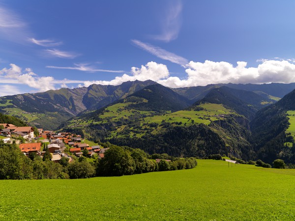 Blick von Cumel auf die Dörfer Duvin, Pitasch und Riein