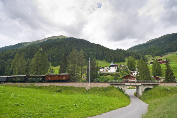 Historischer Zug der RhB bei Davos Glaris, Ge 4/6 353 Lok