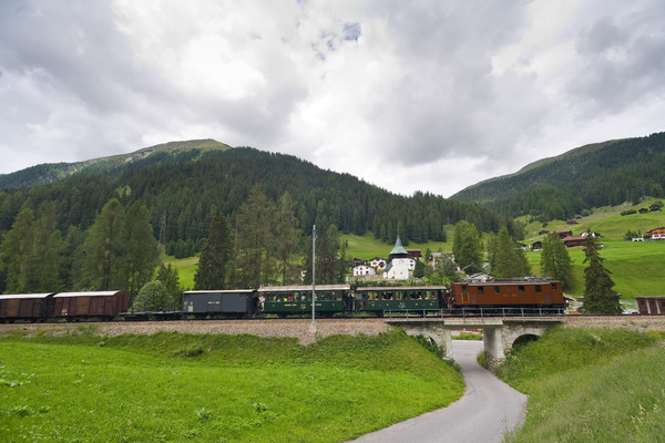 Historischer Zug der RhB bei Davos Glaris, Ge 4/6 353 Lok