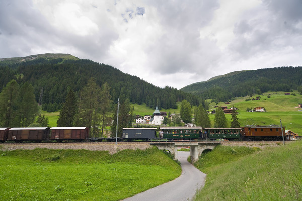 Historischer Zug der RhB bei Davos Glaris, Ge 4/6 353 Lok