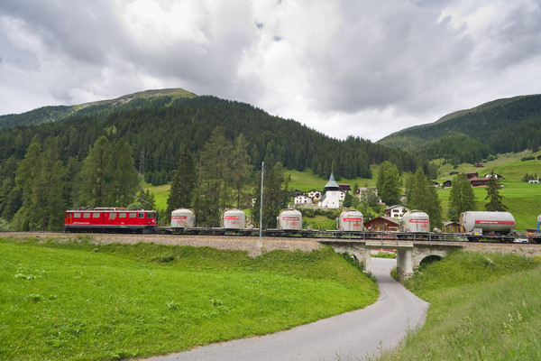 Güterzug der RhB bei Davos Glaris