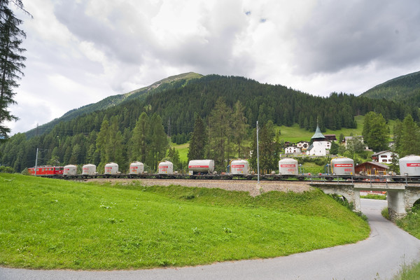 Güterzug der RhB bei Davos Glaris