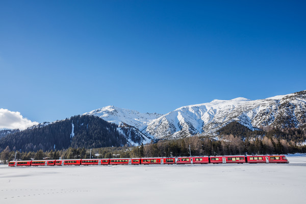 Testfahrt des neuen Albula-Gliederzugs (AGZ) der Rhätischen Bahn bei Davos Wolfgang.
