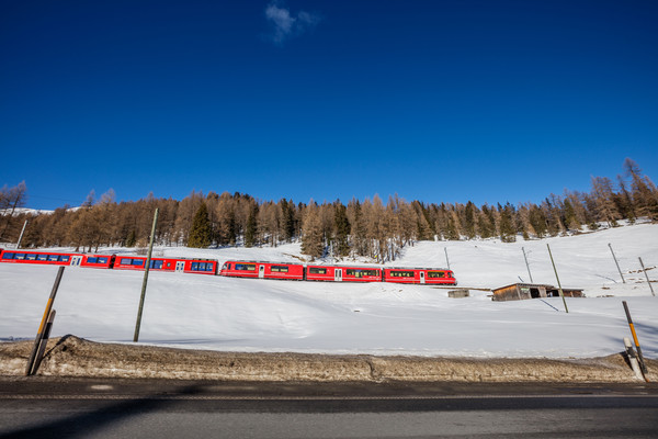 Testfahrt des neuen Albula-Gliederzugs (AGZ) der Rhätischen Bahn bei Davos Wolfgang.