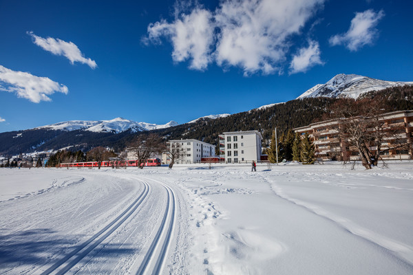 Testfahrt des neuen Albula-Gliederzugs (AGZ) der Rhätischen Bahn bei Davos im Prättigau.