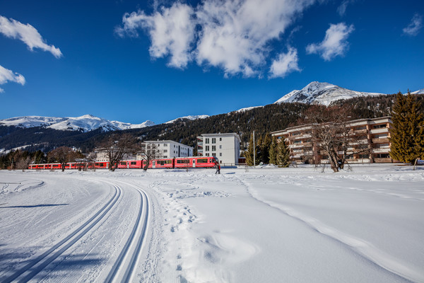 Testfahrt des neuen Albula-Gliederzugs (AGZ) der Rhätischen Bahn bei Davos im Prättigau.