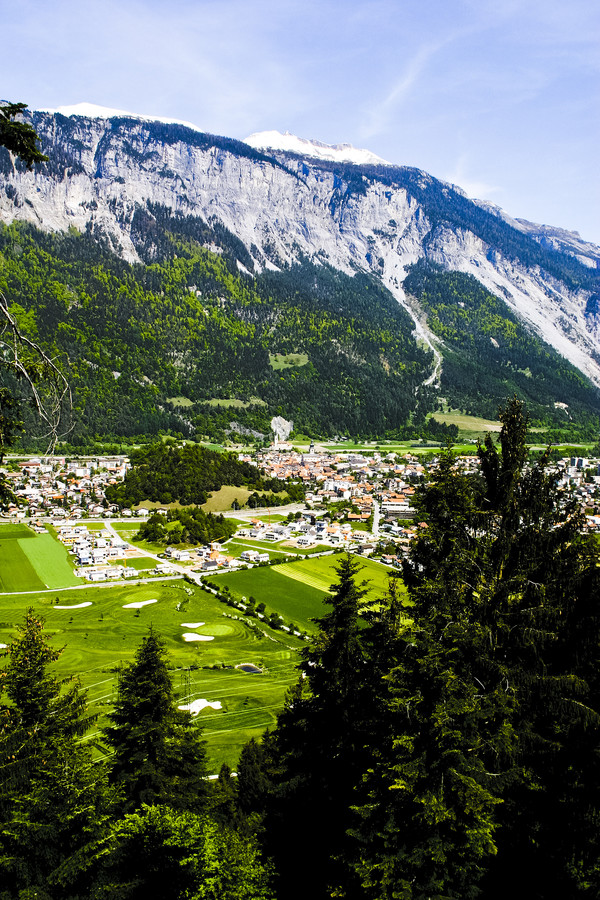Blick auf Golfplatz von Domat/Ems, Graubünden