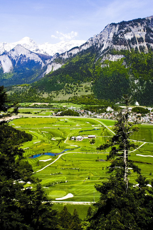 Blick auf Golfplatz von Domat/Ems, Graubünden