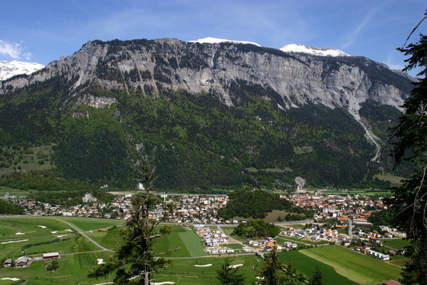 Blick auf Golfplatz von Domat/Ems, Graubünden