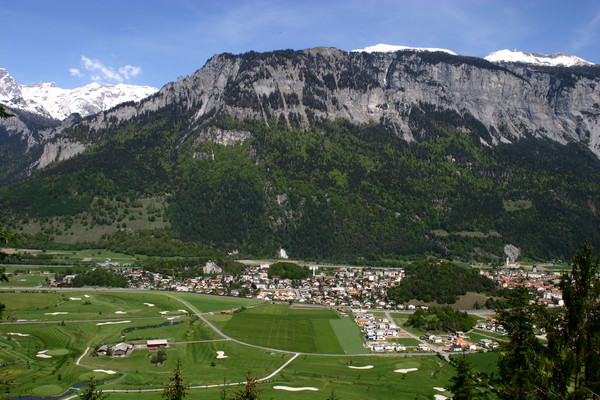 Blick auf Golfplatz von Domat/Ems, Graubünden