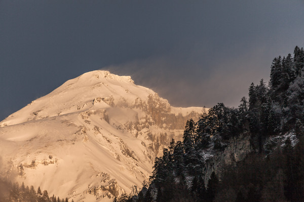 Schneefahnen und Schneeverwehungen während einem Föhnsturm am Sennenstein oberhalb von Tamins