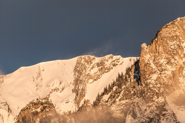 Schneefahnen und Schneeverwehungen während einem Föhnsturm am Sennenstein oberhalb von Tamins