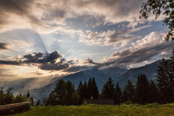 Aufziehendes Gewitter und Abendstimmung bei Culms Bels oberhalb von Domat/Ems in Graubünden. Blick in Richtung Surselva und Bündner Oberland.