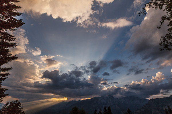Aufziehendes Gewitter und Abendstimmung bei Culms Bels oberhalb von Domat/Ems in Graubünden. Blick in Richtung Surselva und Bündner Oberland.