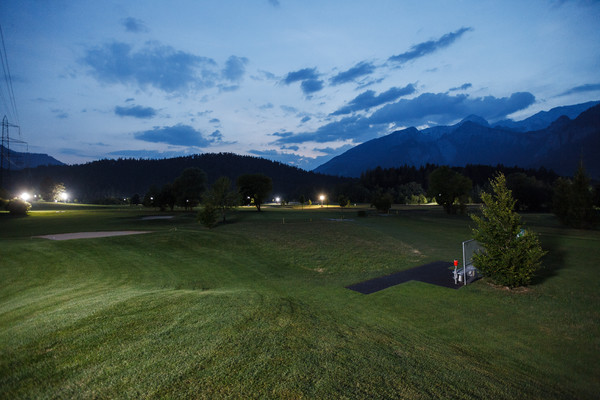Nachtgolfen auf dem Golfplatz Domat/Ems.