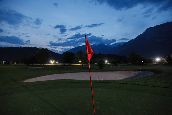 Nachtgolfen auf dem Golfplatz Domat/Ems.
