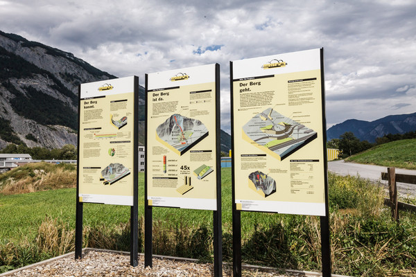 Infotafeln zu den Schutzbauten am Fuss des Valparghera bei Domat/Ems.