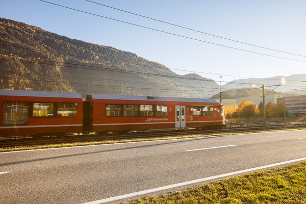 Verkehr bei Domat/Ems in Graubünden