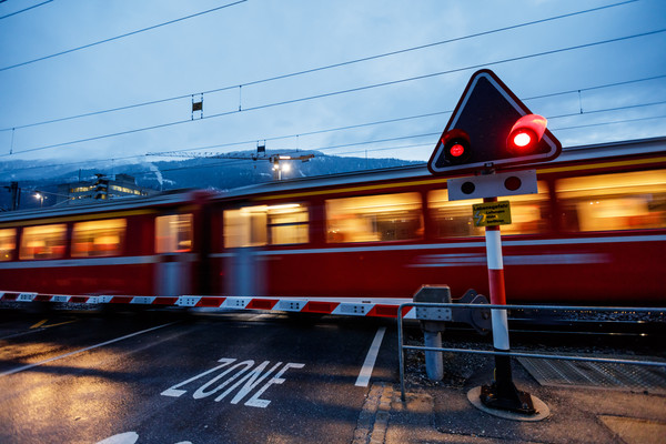Die Rhätische Bahn bei der Station Ems-Werke bei Domat/Ems in Graubünden.