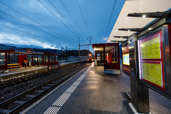 Die Rhätische Bahn bei der Station Ems-Werke bei Domat/Ems in Graubünden.