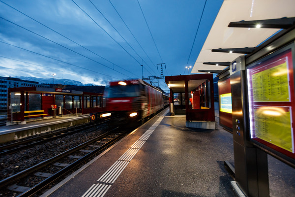 Die Rhätische Bahn bei der Station Ems-Werke bei Domat/Ems in Graubünden.