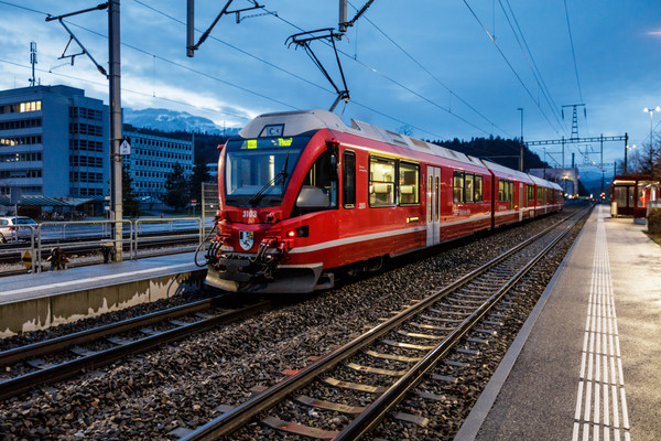 Die Rhätische Bahn bei der Station Ems-Werke bei Domat/Ems in Graubünden.