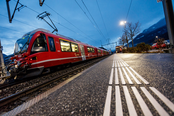 Die Rhätische Bahn bei der Station Ems-Werke bei Domat/Ems in Graubünden.