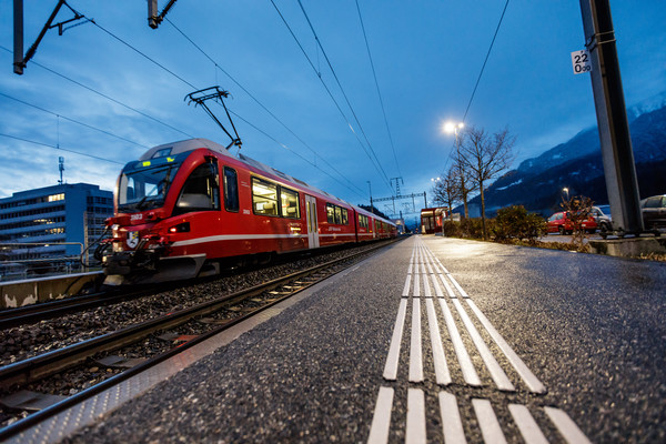 Die Rhätische Bahn bei der Station Ems-Werke bei Domat/Ems in Graubünden.