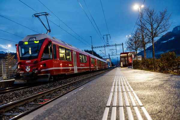 Die Rhätische Bahn bei der Station Ems-Werke bei Domat/Ems in Graubünden.