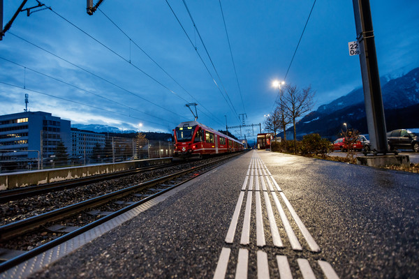 Die Rhätische Bahn bei der Station Ems-Werke bei Domat/Ems in Graubünden.