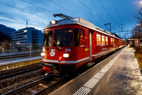 Die Rhätische Bahn bei der Station Ems-Werke bei Domat/Ems in Graubünden.